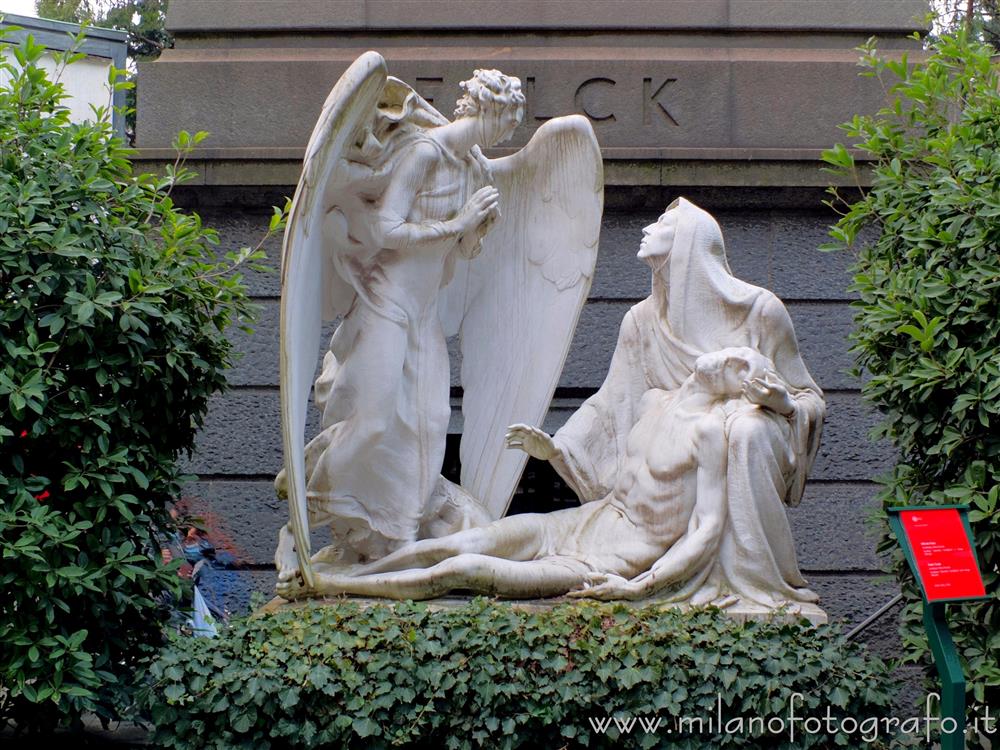 Milano - Monumento funerario davanti all'edicola Falck all'interno del Cimitero Monumentale